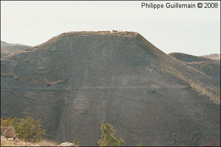 La colline conique del Mishanaqeh o se trouvent les ruines de la forteresse de Machronte.