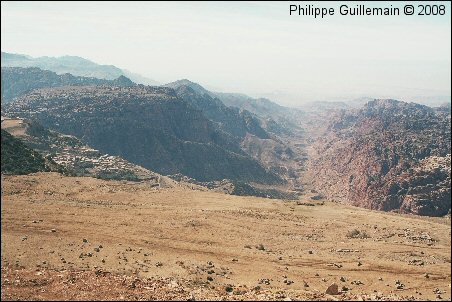 Le village de Dana ( gauche), vu depuis la route du Roi.